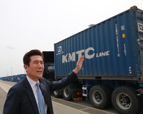 ▲ 이강덕 포항시장 후보가 영일만항에서 우드펠릿 첫 출항을 배웅하고 있다.ⓒ이 후보측