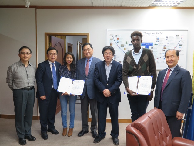 ▲ 포항기업협의회 김진홍 회장 일동이 한동대를 방문 장학금을 전달하고 있다.ⓒ포항상공회의소