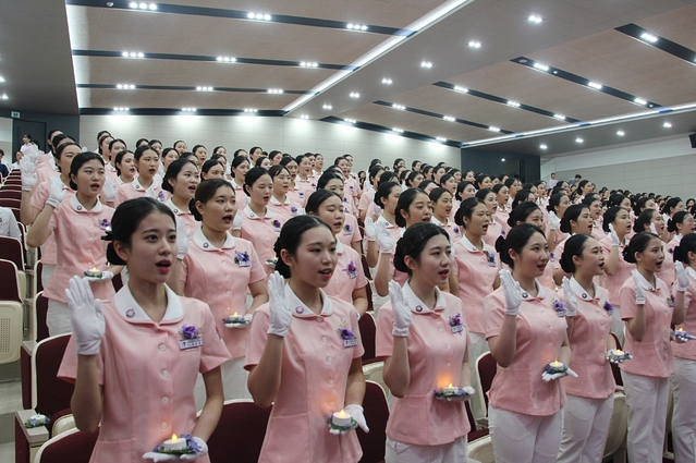 ▲ 대구과학대학교 치위생과 2학년 학생들이 30일 교내 영송홀에서 열린 ‘제13회 예비치과위생사 선서식’에서 전문 치과위생사로서 책임과 의무를 다할 것을 다짐하고 있다.ⓒ대구과학대학교