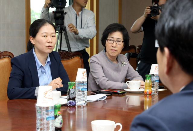 ▲ JTBC의 경기지사 후보토론회(6.4일 예정)가 바른미래당 후보가 배제된 채 기획되는 등 심각한 불공정 방송 상황을 바로잡기 위해 30일 오후 경기도 과천시 중앙선관위를 항의 방문한 바른미래당 권은희 김삼화 신용현 의원이 김대년 중앙선관위 사무총장과 이야기를 나누고 있다. ⓒ뉴시스 DB