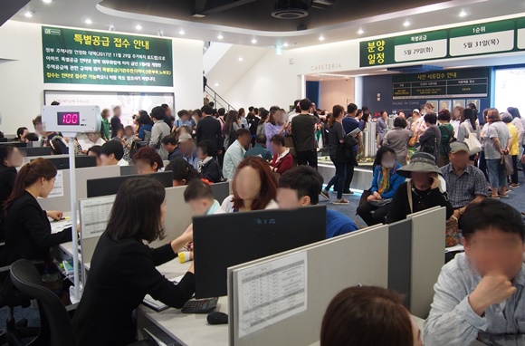 ▲ 상장 대형건설사들은 이어지는 주택시장 훈풍으로 높은 수익을 거둘 수 있었다. 대우건설이 지난 25일 선보인 '화명 센트럴 푸르지오' 견본주택 내. ⓒ대우건설