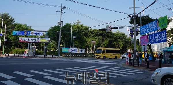 ▲ 제7회 6‧13 지방선거가 시작된 13일, 각 후보들이 일제히 거리에 현수막을 내거는 등 13일 간의 ‘총성 없는 전쟁’이 시작됐다. 사진은 충북 청주시 상당구 용암동 중흥 네거리.ⓒ김정원 기자