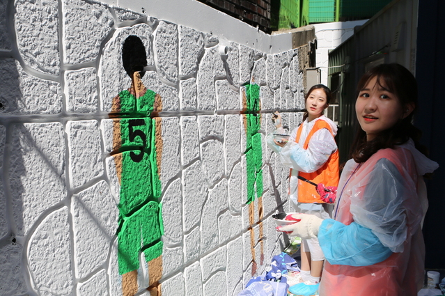 ▲ KT&G가 전국 29개 지역에서 벽화봉사활동 '상상을 입히다'를 진행한다. 사진은 지난 19일 서울 서대문구 홍제3동에 위치한 농구장 및 인근 계단에서 KT&G 대학생봉사단 ‘상상발룬티어’가 벽화봉사를 펼치고 있는 모습. ⓒKT&G