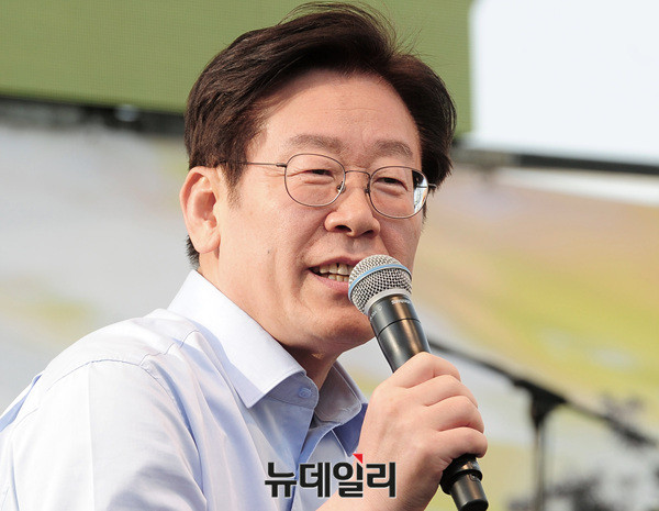 ▲ 이재명 성남시장이 지난해 5월 20일 오전 서울 광화문광장에서 열린 노무현 전 대통령 8주기 추도식 문화제에 참석해 발언하고 있다. 이날 추도제에는 안희정 충남지사, 이재명 서울시장, 유시민 작가 등이 참석했다.ⓒ뉴데일리 공준표 기자