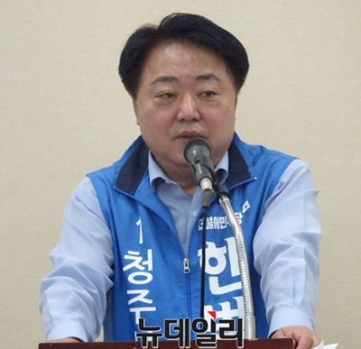 ▲ 더불어민주당 한범덕 후보가 31일 청주시 브리핑룸에서 KT&G 옛 연초제조창 부지를 감정가보다 적은 금액으로 매입했다고 말하고 있다.ⓒ이민기 기자