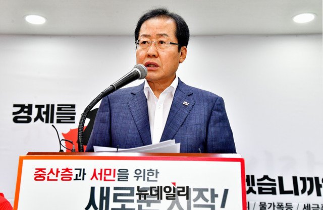 ▲ 6·13 지방선거 공식 선거운동이 시작된 31일, 홍준표 자유한국당 대표가 대국민 호소 기자회견을 갖고 있다. ⓒ뉴데일리 이종현 기자