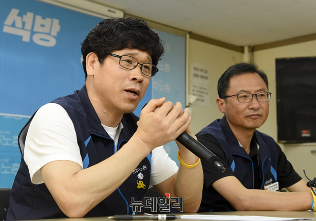 ▲ 전국민주노동조합총연맹이 31일 서울 중구 민노총 13층 대회의실에서 '한상균 전 위원장 석방 기자간담회'를 개최했다. 한상균 전 민노총 위원장(좌), 김명환 민노총 위원장(우). ⓒ뉴데일리 공준표 기자