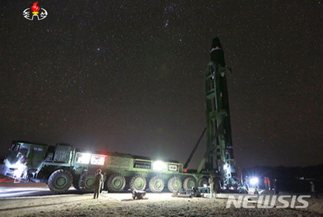 ▲ 2017년 11월 29일 북한이 대륙간 탄도미사일(ICBM) 화성-15형 발사 당시 모습. ⓒ뉴시스. 무단전재 및 재배포 금지.