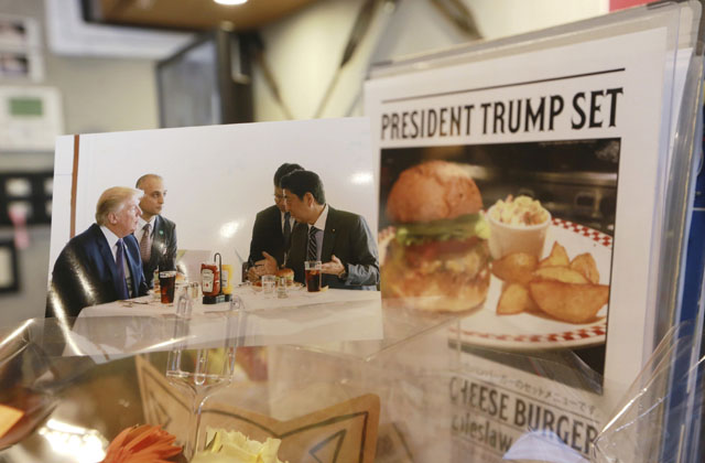 ▲ 도널드 트럼프 美대통령의 '햄버거 정상회담' 발언 뒤에 등장한 '트럼프 세트'. ⓒ뉴시스. 무단전재 및 재배포 금지.