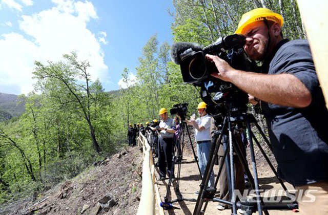 ▲ 지난 24일 함경북도 길주군 풍계리 핵실험장 폐쇄 당시 외신 취재진의 모습. ⓒ뉴시스. 무단전재 및 재배포 금지.