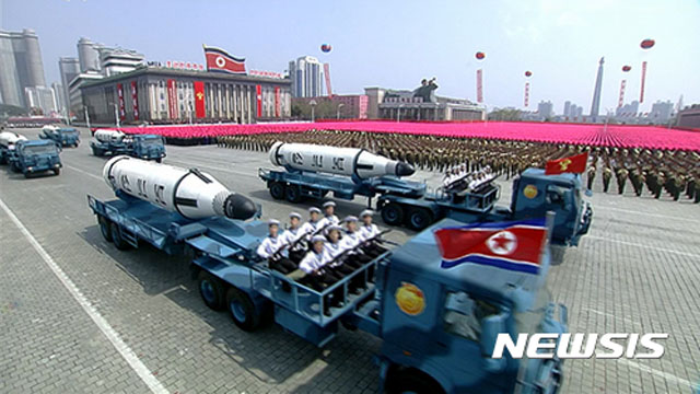 ▲ 과거 북한 열병식에 등장한 잠수함 발사 탄도미사일(SLBM) 북극성-1형. ⓒ뉴시스. 무단전재 및 재배포 금지.