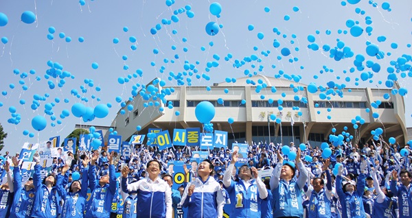 ▲ 이시종 민주당 충북지사 후보가 31일 청주실내체육관 광장에서 출정식 후 풍선을 날리며 선전을 다짐하고 있다.ⓒ이시종 선거사무소