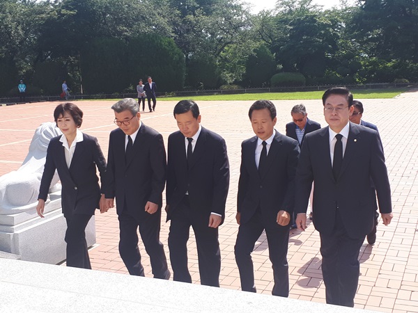 ▲ 박경국 한국당 충북지사 후보가 31일 출정식에 앞서 청주시 사직동 충혼탑을 참배하고 있다.(왼쪽부터 김양희 충북도의회 의장, 최현호 한국당 서원구당협위원장, 박 후보, 정우택 국회의원) ⓒ박경국 선거사무소