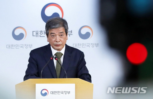 ▲ 31일 서울 종로구 정부서울청사에서 김진경 대입제도개편특별위원회 위원장이 '대입제도 개편 공론화 범위'를 발표하고 있다. ⓒ뉴시스