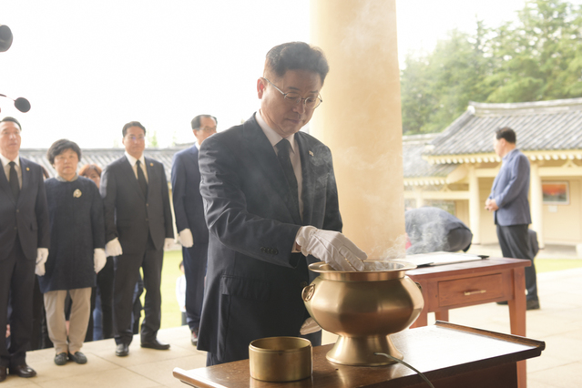 ▲ 이철우 경북도지사 후보가 31일 새벽 경주시내 통일전을 찾아 참배하고 방명록에 “삼국통일로 대한민국의 근간을 만든 위업을 본받아 반드시 재통일을 이룩하겠습니다”라고 썼다.ⓒ이 후보측