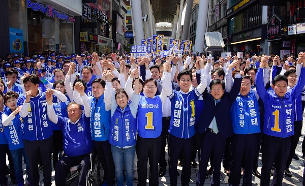 ▲ 6·13 지방선거에 도전하는 허태정 더불어민주당 대전시장 후보와 5개 구청장, 시구의원 후보들이 31일 중구 은행동 으능정이거리에서 출정식을 진행했다.ⓒ허태정 선거사무소