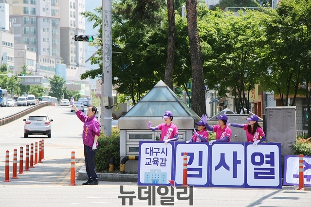 ▲ 김사열 대구시교육감 후보가 오후 2시 반월당 네거리에서 시민들에게 일일이 인사하며 거리유세를 하고 있다.ⓒ뉴데일리