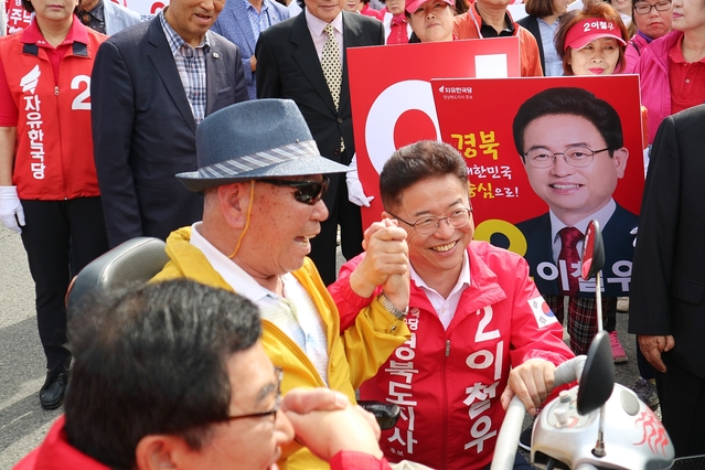 ▲ 31일 오전 경주역 광장에서 열린 한국당 경북선대위 출정식에 참석한 이철우 경북도지사 후보.ⓒ한국당 경북도당