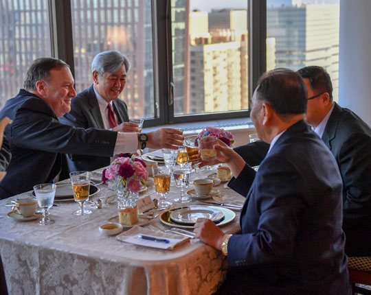 美뉴욕의 마천루가 보이는 곳에서 함께 식사를 하는 폼페오 美국무장관, 앤드루 김 美CIA KMC 센터장, 김영철 北통일전선부장 일행. ⓒ美국무부 플릭커 화면캡쳐.