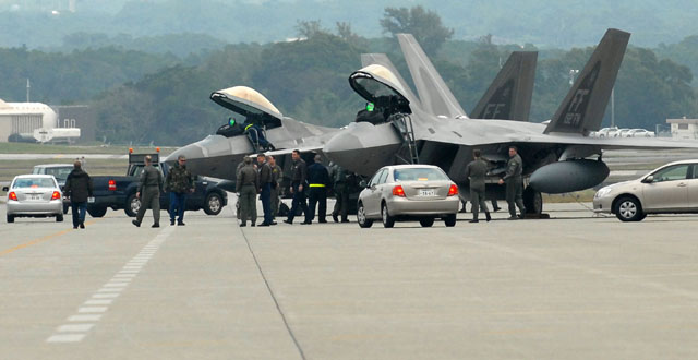 미국이 美北정상회담을 전후로 북한을 압박하기 위해 F-22 스텔스 전투기 14대를 日오키나와에 배치했다고 한다. 사진은 2009년 日오키나와 가데나 美공군기지에 착륙한 F-22 스텔스 전투기 편대. ⓒ美가데나 공군기지 공개사진.