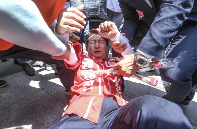 ▲ 거리 유세 도중 한 여성이 밀쳐 쓰러진 권영진 자유한국당 대구시장 후보 ⓒ뉴시스