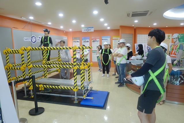 ▲ 대구과학대 건축인테리어과 학생들이 28일 경북 경산시 와촌면에 위치한 한국산업안전보건공단 경북안전체험교육장에서 건설안전체험학습을 하고 있다.ⓒ대구과학대학교