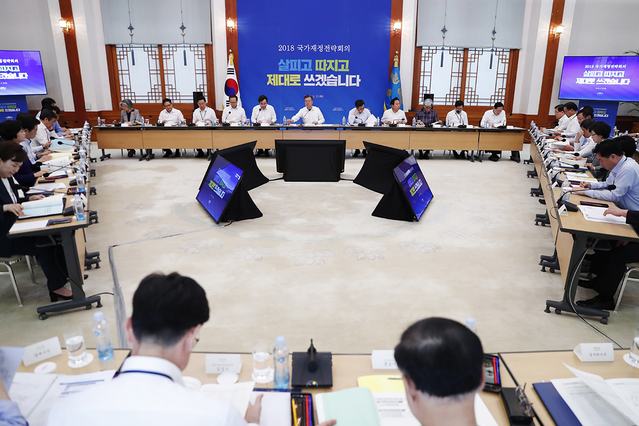 ▲ 문재인 정부가 집권 2년 만에 일자리 추가경정예산으로 14조원을 쏟은데 이어 최저임금·저출산에도 나랏돈을 더 풀 전망이다. ⓒ 청와대