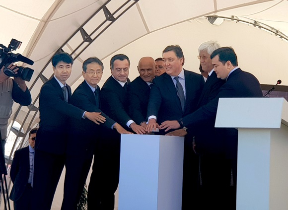 ▲ (좌로부터) 설운호 한국도로공사 처장, 이승수 SK건설 부사장, 사바쉬 마크욜 부회장, 아이한 알랄코 회장, 카자흐스탄 마민 수석부총리, 바타로브 알마티 주지사, 카심백 투자개발부 장관 등이 기념촬영을 하고 있다. ⓒSK건설