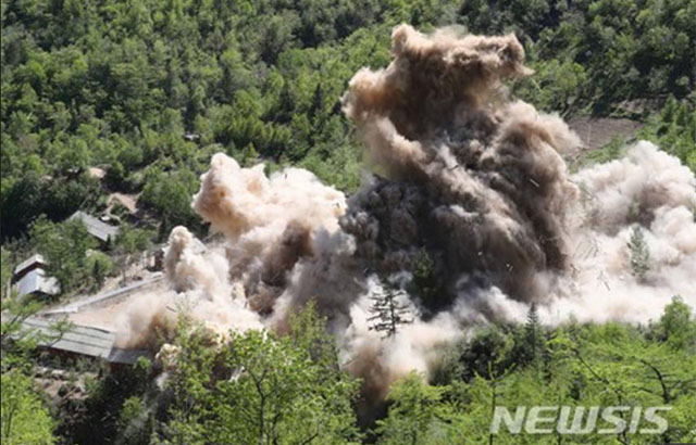 ▲ 지난 24일 풍계리 핵실험장 갱도 폭파 당시 모습. 비핵화 작업을 했던 美전문가들은 제대로 된 폐쇄가 아니라고 봤다. ⓒ뉴시스. 무단전재 및 재배포 금지.