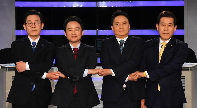 ▲ 이재명 더불어민주당·남경필 자유한국당·김영환 바른미래당·이홍우 정의당 경기도지사 후보가 29일 오후 29일 오후 서울 영등포구 여의도동 KBS에서 열린 2018 지방선거 경기도지사 토론회에 앞서 기념촬영을 하고 있다. ⓒ뉴시스 DB