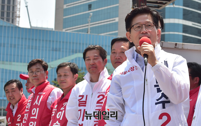 ▲ 자유한국당 김문수 서울시장 후보가 31일 오전 서울역 광장에서 열린 출정식에서 지지를 호소하고 있다. ⓒ뉴데일리 이종현 기자