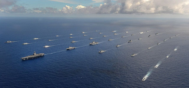 ▲ 2014년 7월 '림팩' 훈련 당시 동맹국 해군 함정을 이끌고 가는 美태평양 함대 항모 강습단. 美태평양 사령부가 '인도·태평양 사령부'로 바뀌면 사상 최대 규모의 무력이 한 사령부에 속하게 될 것으로 보인다. ⓒ美해군 공개사진.