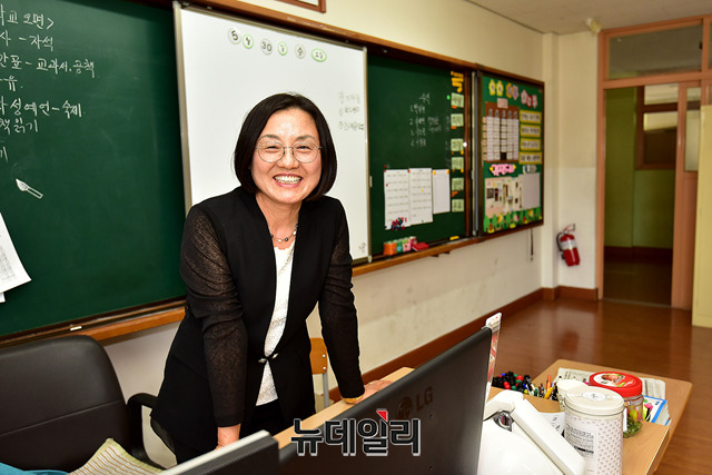 ▲ 뉴데일리 취재진은 29일 경북 칠곡군 왜관초등학교 5학년 4반 교실에서 전영숙 교사를 만났다. 업무를 마친 그는 이주노동자에 대한 한국어 교육봉사를 위해 왜관공단 인근의 온누리비전센터로 향했다. ⓒ뉴데일리 정상윤 기자