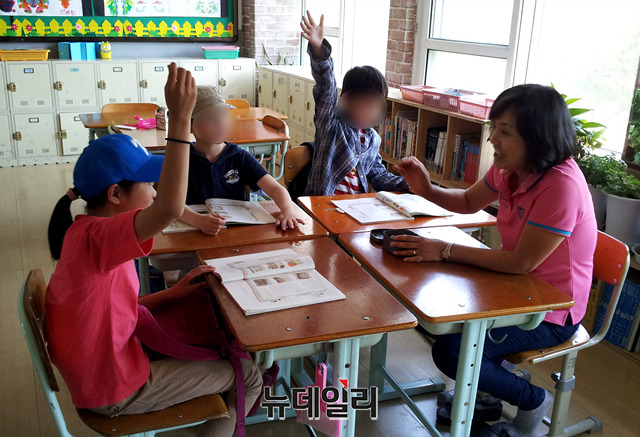 ▲ 전 교사가 왜관중앙초에 재직 중일 때 다문화 방과후 교실(다솜이사랑방)에서 아이들을 상대로 수업을 진행하고 있는 모습. ⓒ전영숙 교사 제공