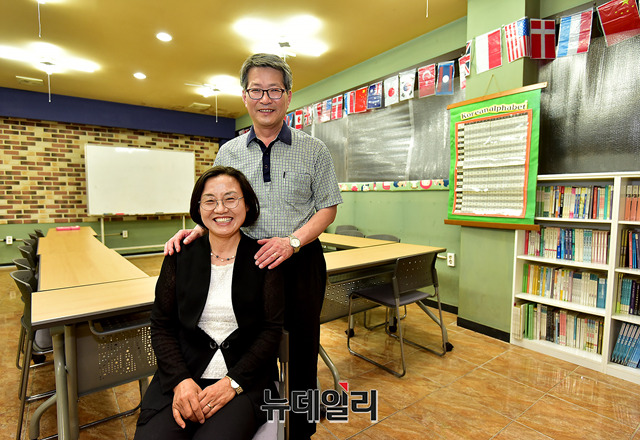 ▲ 동갑내기 전영숙·김행근 교사 부부. 전 교사는 7년간 다문화가정, 이주노동자에 대한 봉사에 헌신할 수 있었던 원동력으로 '신앙'과 '남편'을 꼽았다. ⓒ뉴데일리 정상윤 기자