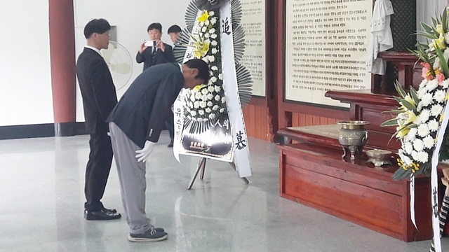 ▲ 선거운동 첫 날인 지난 31일 국립신암선열공원을 찾은 강대식 동구청장 후보.ⓒ강 후보측