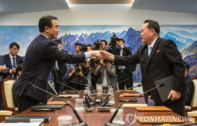 ▲ 1일 판문점 평화의 집에서 열린 남북 고위급 회담이 공동보도문 채택을 끝으로 막을 내렸다. 이날 남북 고위급 대표는 장성급 군사회담, 이산가족 상봉, 아시안 게임 공동참가, 6.15선언 기념 공동행사 등을 논의해 나가기로 합의했다. ⓒ연합뉴스. 무단전재 및 재배포 금지.