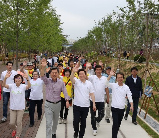 ▲ 이강덕 자유한국당 포항시장 후보와 지지자들이 함께 그린웨이를 걷고 있다.ⓒ이 후보측