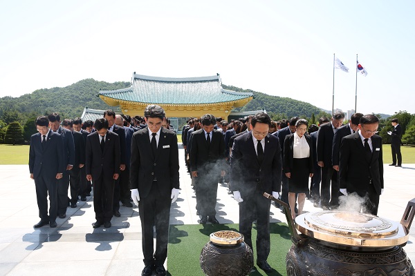 ▲ 양병기 대전국세청장과 임직원들은 1일 대전현충원에서 참배하고 있다. ⓒ대전국세청