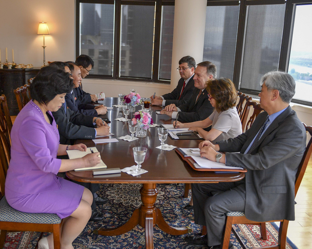 ▲ 마이크 폼페이오 미국 국무장관이 김영철 북한 노동당 부위원장을 만난 모습. ⓒ뉴시스 DB