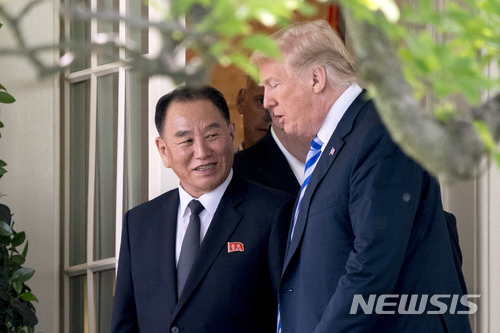 ▲ 도널드 트럼프 미국 대통령이 1일(현지시간) 백악관의 대통령 집무실에서, 김영철 북한 노동당 부위원장(왼쪽)과 80여분에 걸친 대화를 마치고 나오고 있다. ⓒ 사진 뉴시스