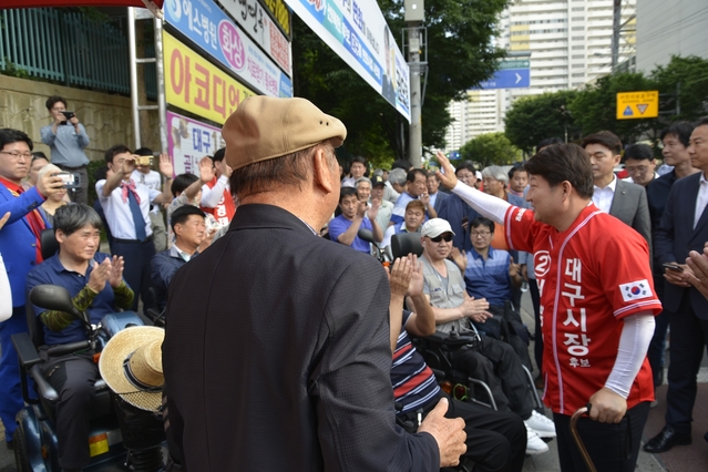 ▲ 권영진 자유한국당 대구시장 후보가 2일 아픈 몸을 이끌고 도원동 거리유세에 앞서 시민들에게 인사를 하고 있다.ⓒ권 후보측