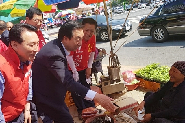 ▲ 김성태 한국당 원내대표가 2일 경주를 방문해 시민들과 인사하고 있다.ⓒ자유한국당 경북도당