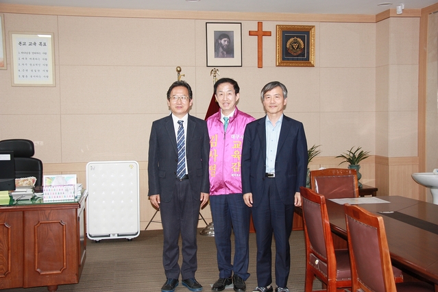 ▲ 김사열 대구교육감 후보가 모교인 계성고등학교를 방문했다.ⓒ김 후보측