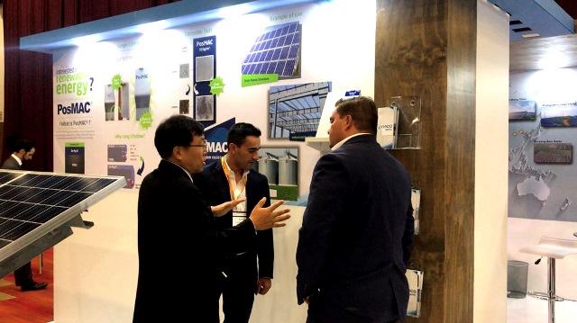 ▲ 포스코 관계자가 멕시코 ‘MIREC WEEK 2018’에서 태양광 구조물 수요자에게 포스맥 적용 구조물 적용에 대해 설명하고 있다.ⓒ포스코