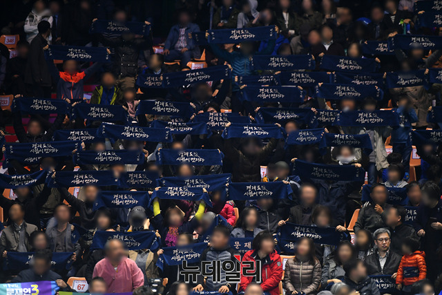 ▲ 드루킹이 찍힌 원본이미지. 경인선 회원들 가장자리에 드루킹 김동원 씨가 앉아 있다.ⓒ뉴데일리 DB.