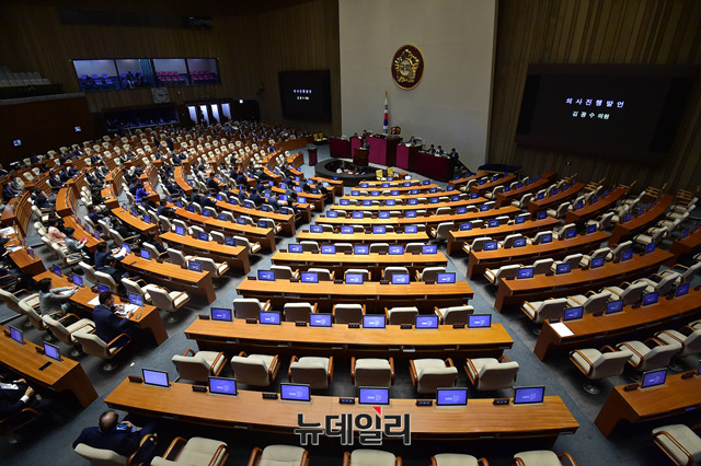 ▲ 24일 오전 국회에서 문재인 대통령이 발의 개정안을 심의하기 위해 열린 본회의에 자유한국당 등 야당 의원들의 의석이 비어있다. 이날 개헌안은 의결정족수 192석에 못미치는 114명의 의원이 참석해 자동 폐기됐다. ⓒ뉴데일리 이종현 기자