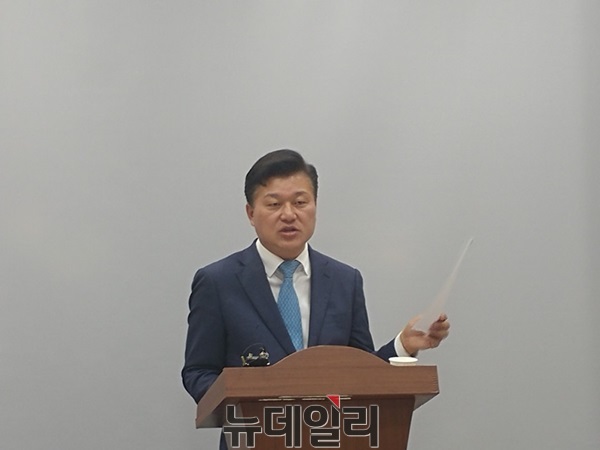 ▲ 신용한 바른미래당 충북도지사 후보가 3일 충북도청 브리핑룸에서 박경국 자유한국당 후보로부터 자유한국당 청원당협위원장을 제안받았다고 주장하고 있다.ⓒ박근주 기자