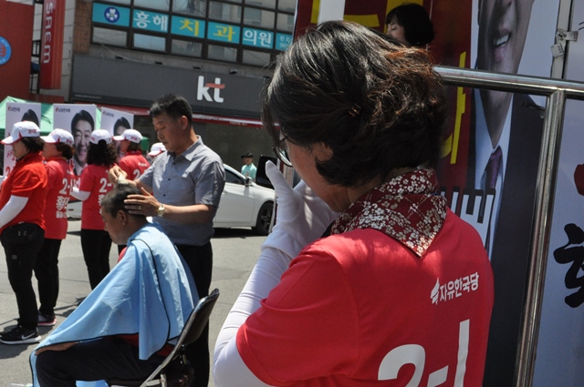 ▲ 흥해시장 앞에서 유세를 진행중이던 황석범 포항시의원 후보가 흥해 발전을 위해 온몸으로 바치겠다며 삭발식을 하고있다.ⓒ황 후보측