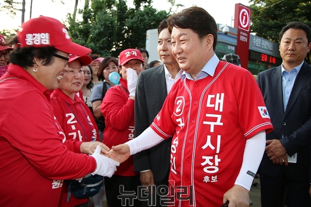 ▲ 권영진 대구시장 후보가 시민들과 인사를 나누고 있다.ⓒ뉴데일리 이지연기자